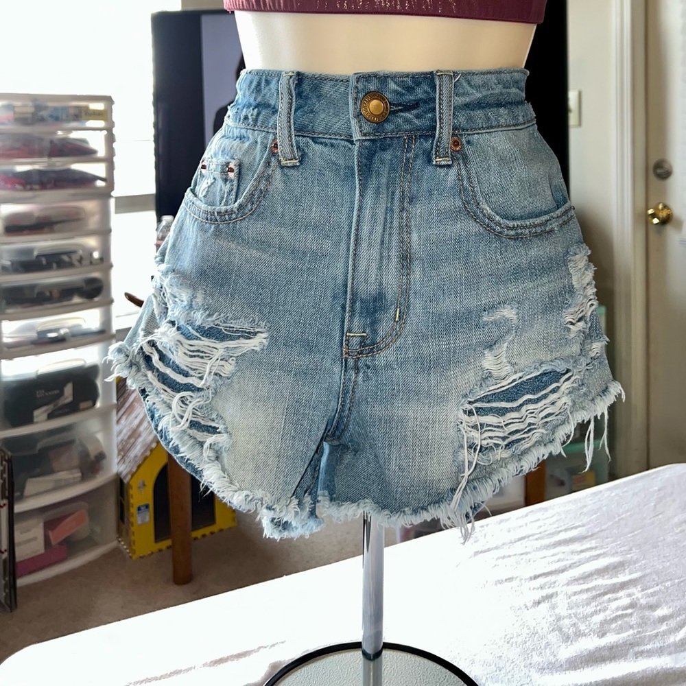 ***AE HIRISE FESTIVAL SHORTIE LIGHT WASH FRAYED SIZE 4 EUC